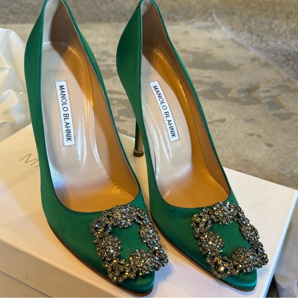 NWT MANOLO BLAHNIKS HANGISI 37.5 Green Satin Jewel Buckle Pumps